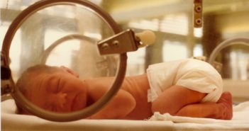 I neonati sono elettrosensibili Neonato nell'incubatore